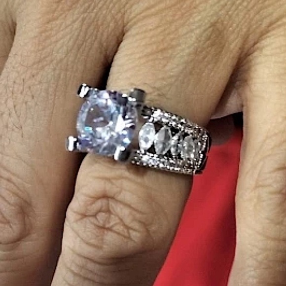 STERLING SILVER DIAMOND RING - Picture 7 of 9